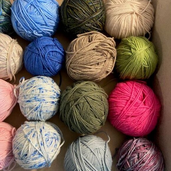 LOT OF 100% WOOL YARN BONANZA - 42 SKEINS - Picture 6 of 6